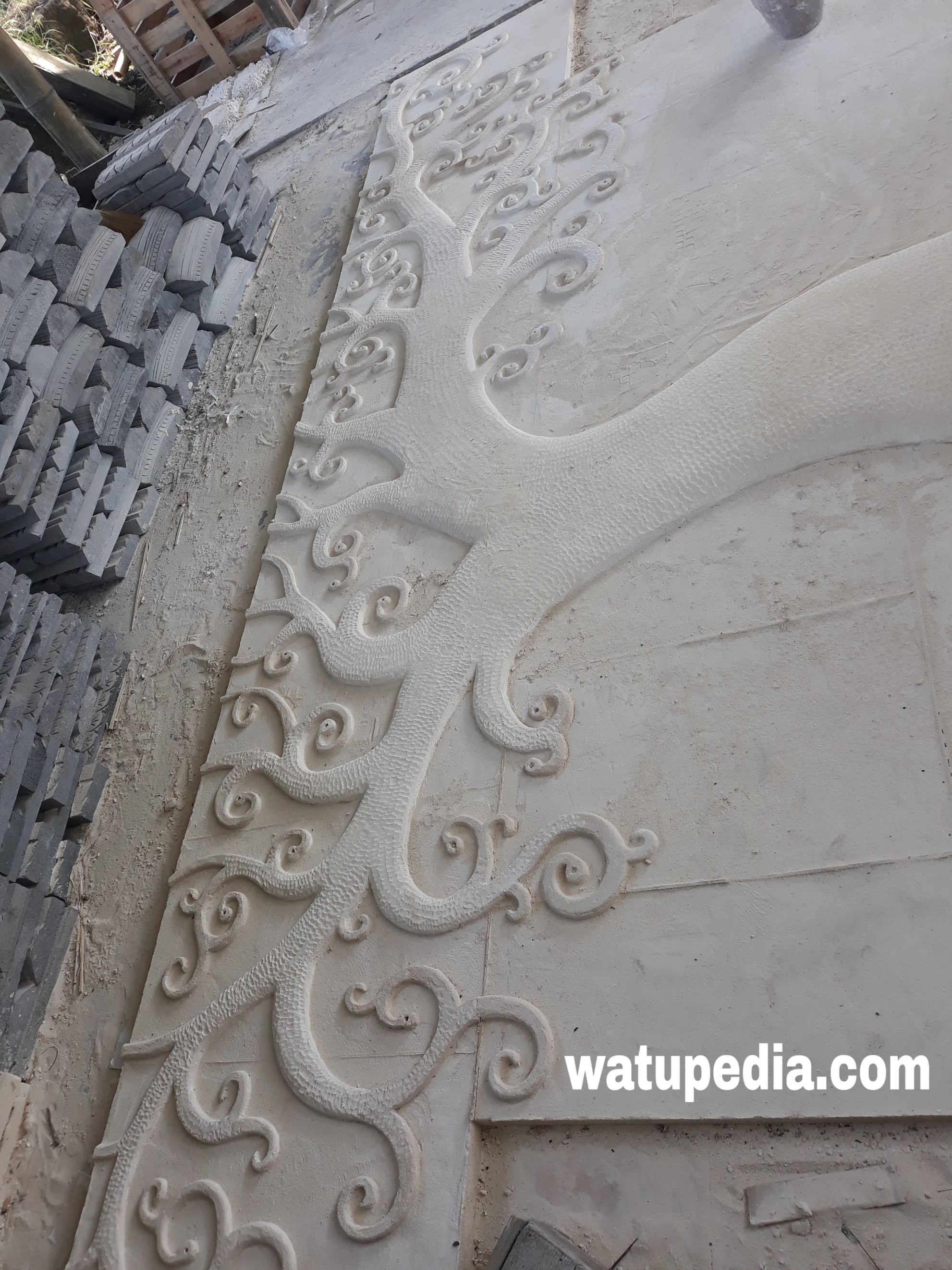 Pola ukiran relief batu dinding ini bisa beraneka ragam karena negara indonesia memiliki keanekaragaman kultur dan budaya.
