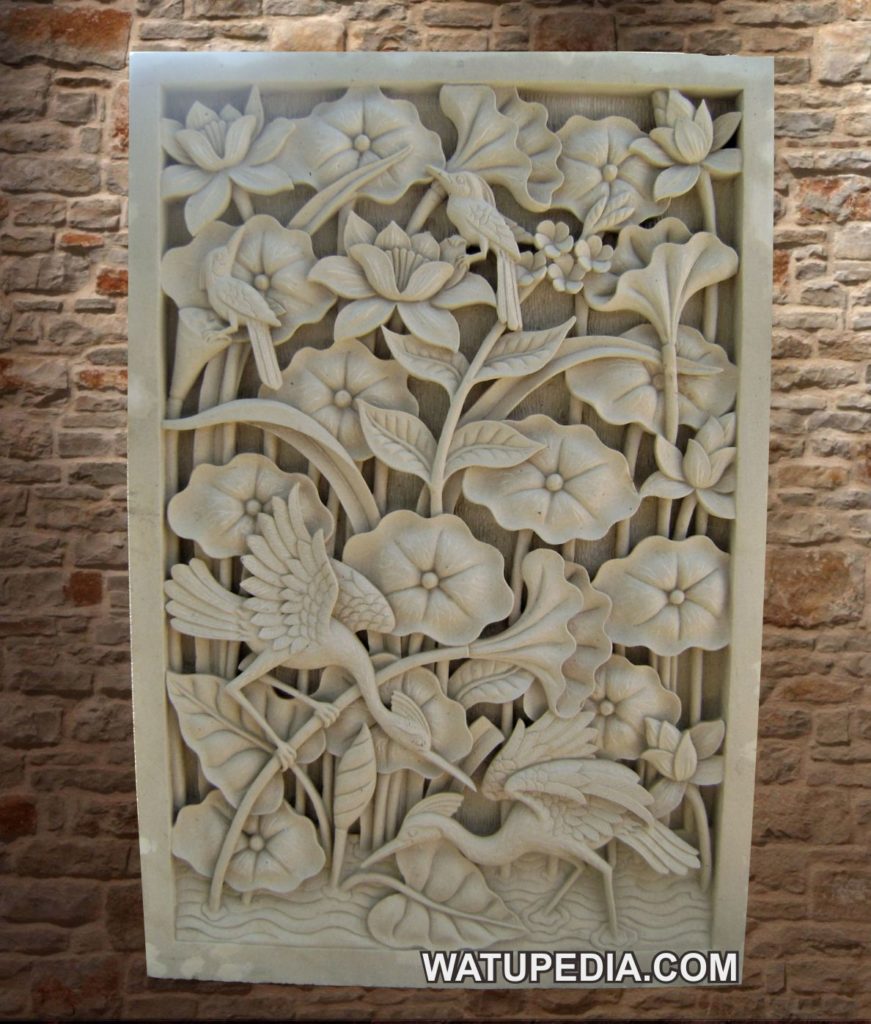 relief batu putih