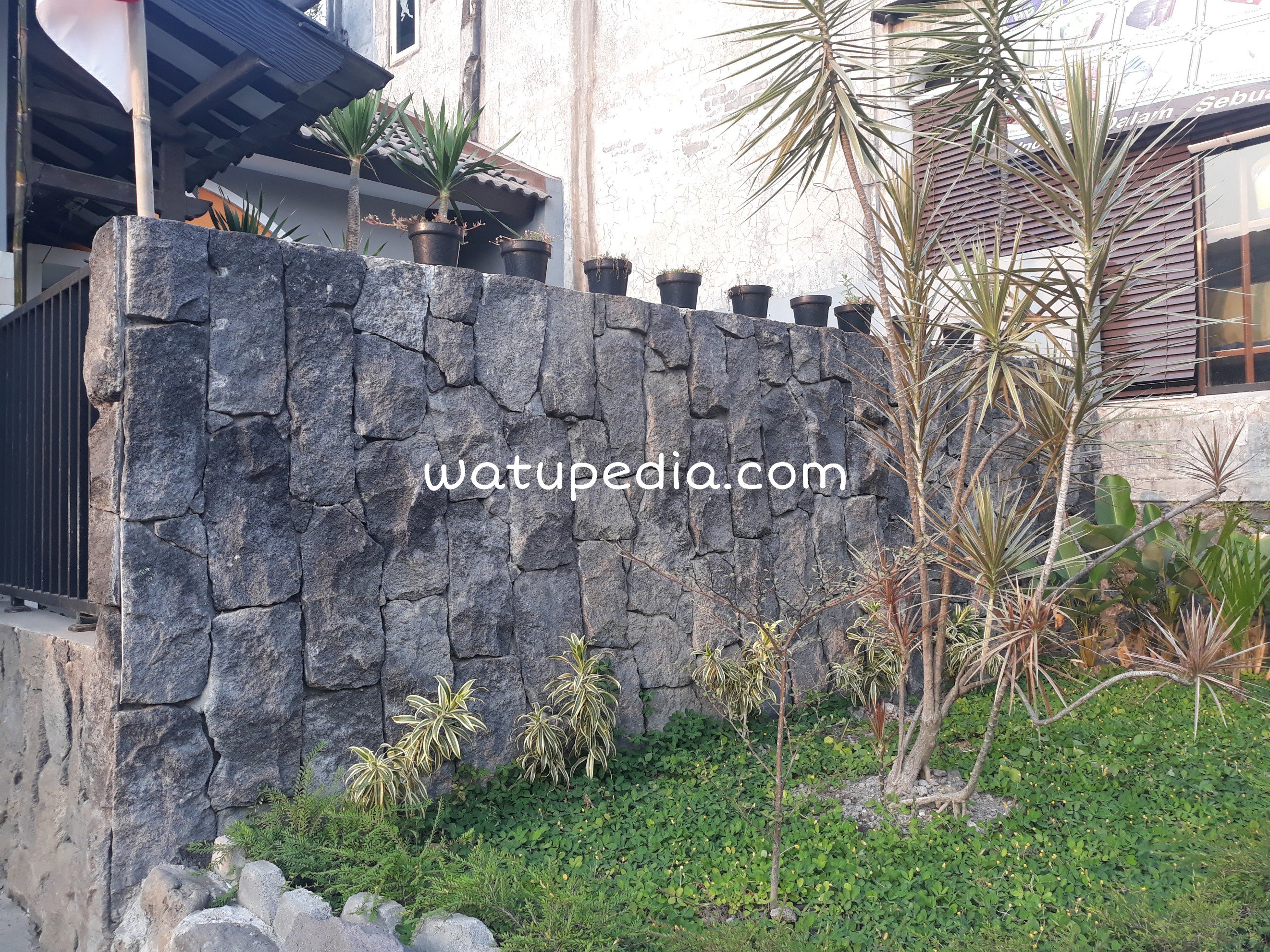 dinding pagar  ini bentuknya natural dan artistik.