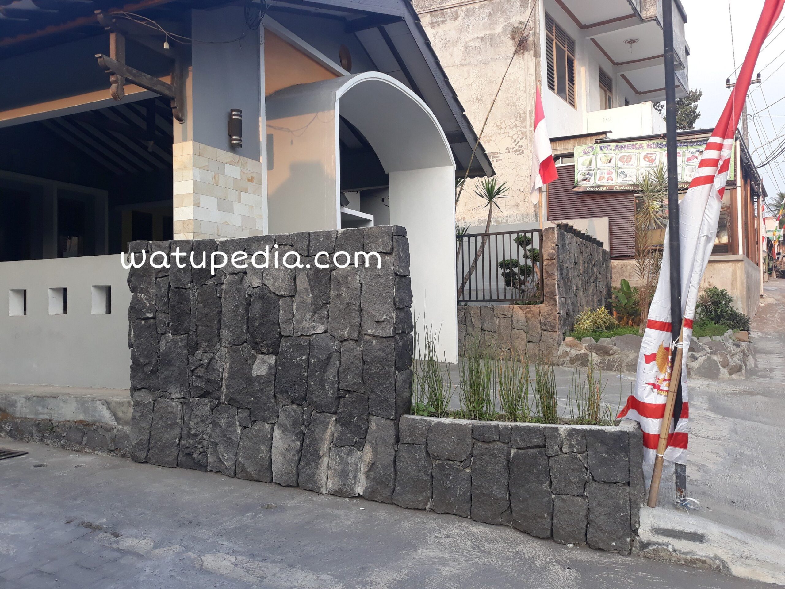 Batu alam untuk pagar