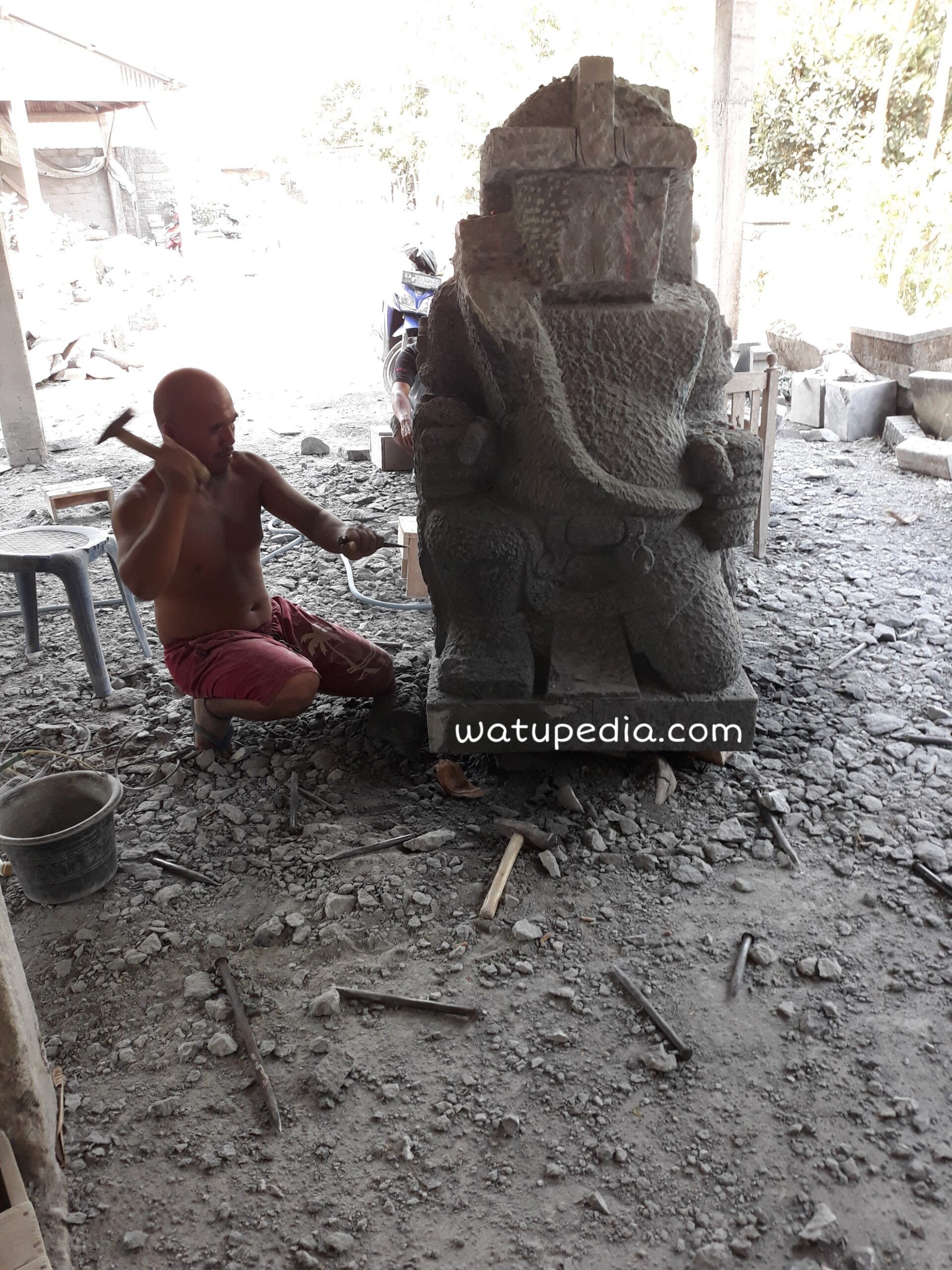 Gupala 1,5 meter batu candi