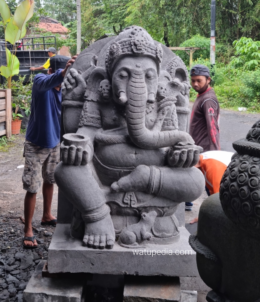 Patung Ganesha dari batu