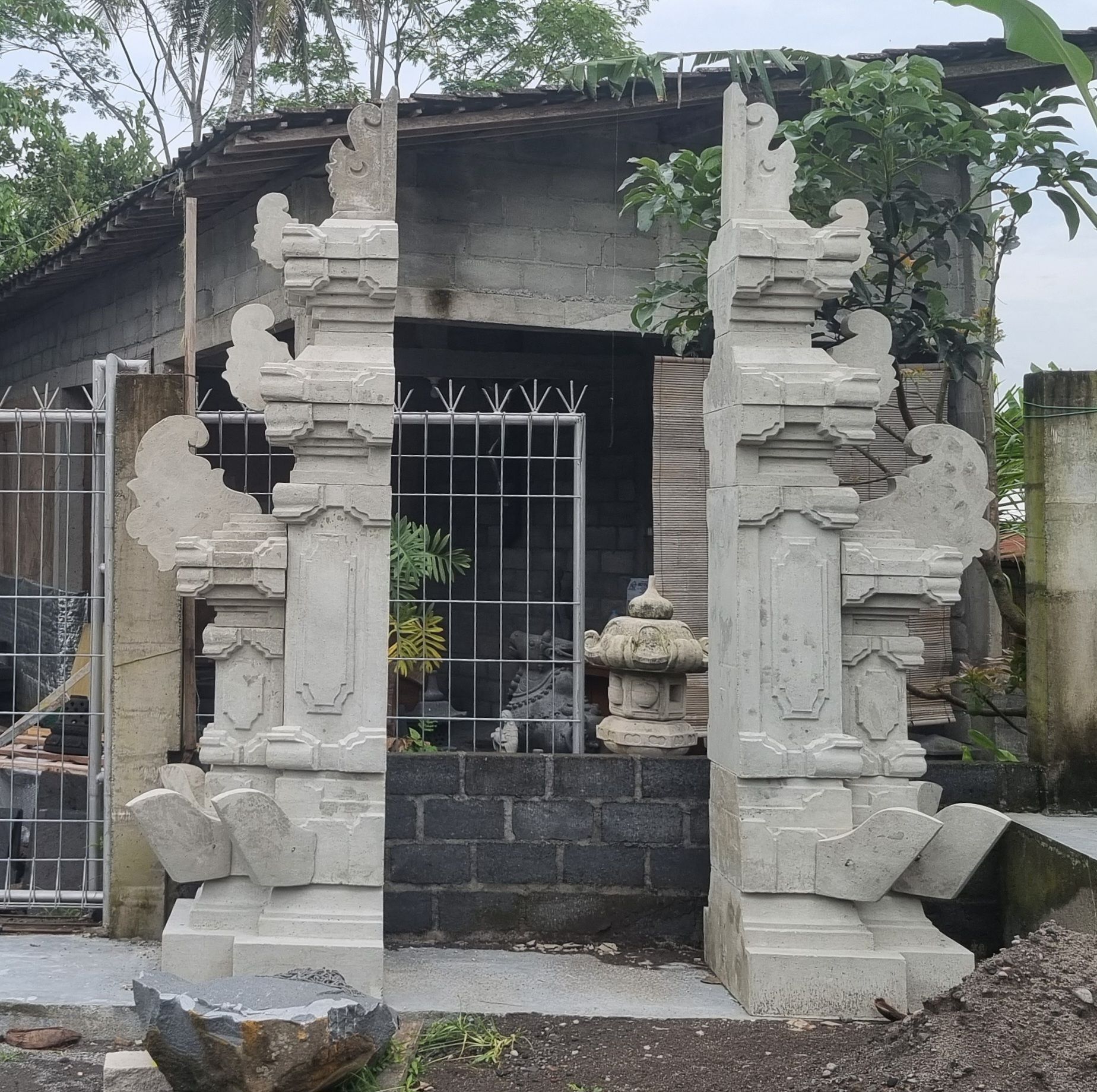 candi bentar tinggi 3 meter