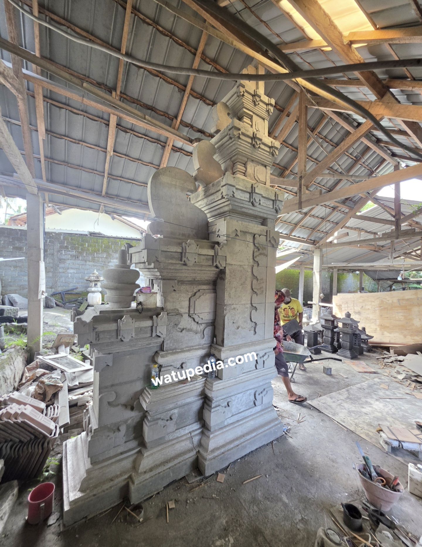 gapura bali semen dengan kerangka besi kokoh dan artistik