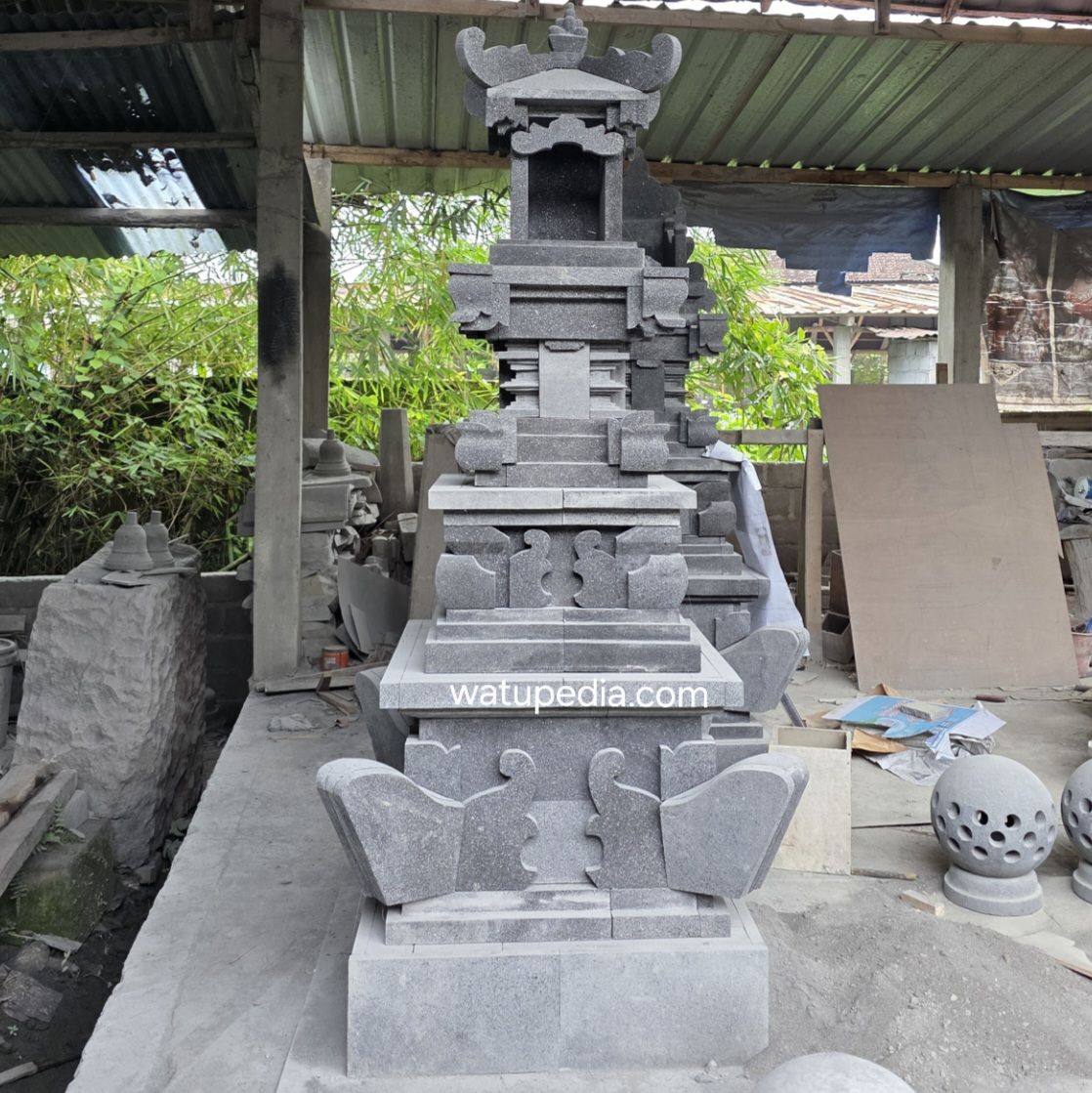 Pelinggih batu candi tempel