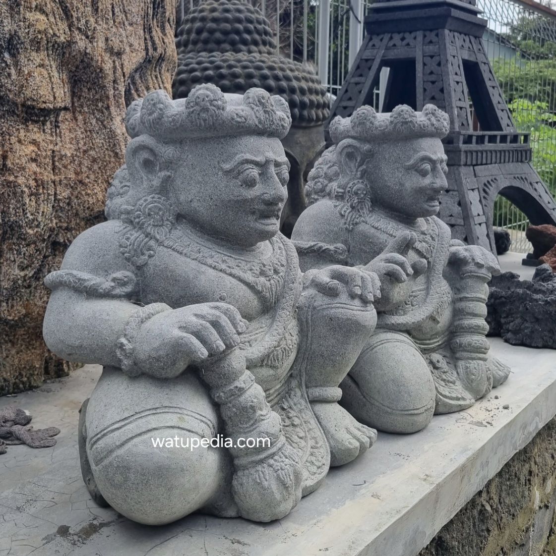 patung gupala batu candi