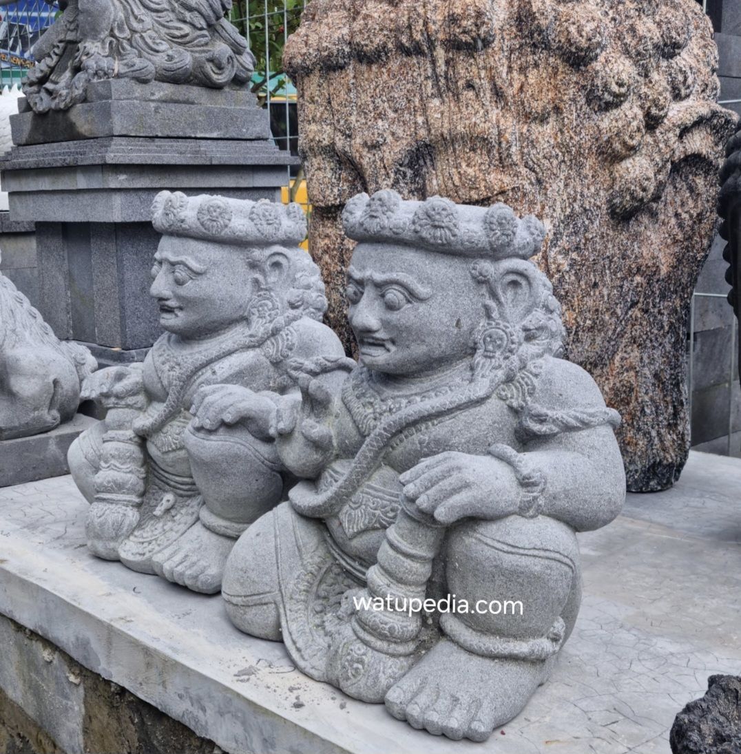 dwarapala batu candi gaya jawa timur