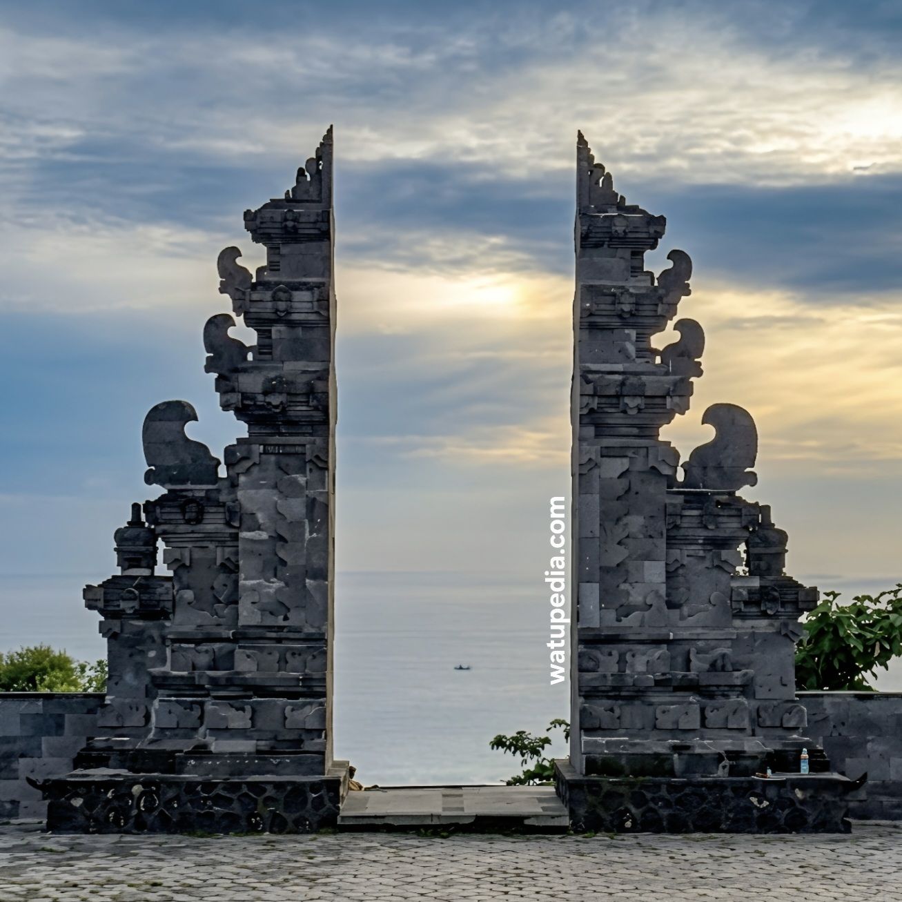 gapura batu candi tempel tinggi 6 meter